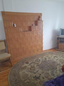 a room with a wall with a rug and a chair at Casa la tara 