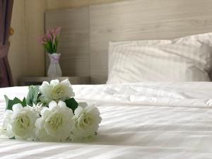 Un pat sau paturi într-o cameră la Hozby Skyview Setiabudi