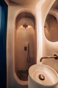 y baño con lavabo y ducha. en Eternal Blue Kythnos en Mérikhas