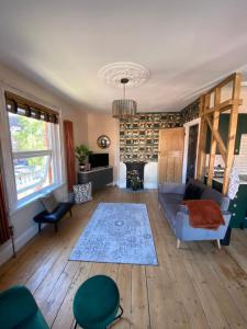 uma sala de estar com um sofá e uma lareira em Fig Tree Flat - Recently Renovated em Glastonbury