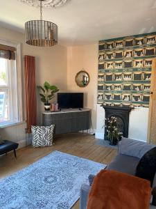 uma sala de estar com um sofá e uma lareira em Fig Tree Flat - Recently Renovated em Glastonbury