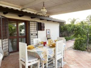 - une table et des chaises sur la terrasse dans l'établissement Xenìa - Villa con Piscina Privata, à Agrigente