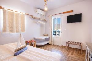 - une chambre avec un lit doté d'un bateau à jouets dans l'établissement Gorgona Blue Apartments, à Karpathos