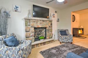 Posezení v ubytování Jacuzzi and Resort Amenities Tobyhanna Family Home!