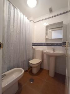 Kúpeľňa v ubytovaní Acogedor apartamento a 50 metros de la playa