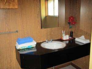 a bathroom with a sink and a mirror at Ryokan Fuji in Tokyo