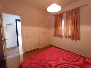 Posteľ alebo postele v izbe v ubytovaní Acogedor apartamento a 50 metros de la playa