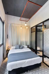 Postel nebo postele na pokoji v ubytování Levinski Market Hotel