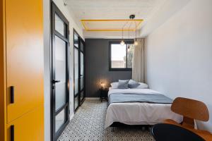 Postel nebo postele na pokoji v ubytování Levinski Market Hotel