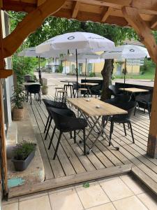 Patio nebo venkovní prostory v ubytování Hôtel Restaurant des Lacs