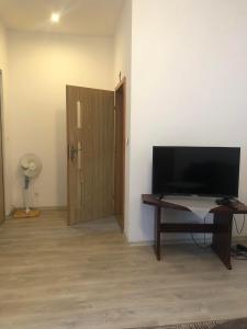 Μια τηλεόραση ή/και κέντρο ψυχαγωγίας στο Apartament nad jeziorem Ryn (II) +1 φωτογραφίες