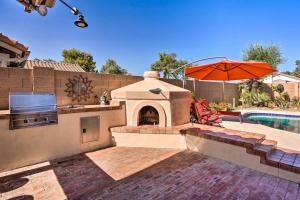 Πισίνα στο ή κοντά στο Elegant Peoria Home Pool, Putting Green, Fire Pit