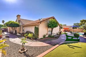 Κήπος έξω από το Elegant Peoria Home Pool, Putting Green, Fire Pit