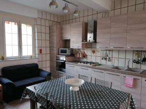 una pequeña cocina con mesa y sofá en Le stanze di Anna, en Capaci