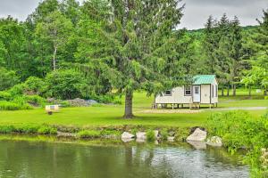 domek przy rzece z drzewem w obiekcie Quiet Country Escape Fire Pit, Fish On-Site! w mieście Leonardsville