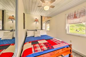 sypialnia z łóżkiem i wentylatorem sufitowym w obiekcie Quiet Country Escape Fire Pit, Fish On-Site! w mieście Leonardsville
