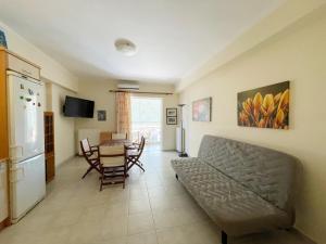 Televízia a/alebo spoločenská miestnosť v ubytovaní Nafplio Downtown Apartment