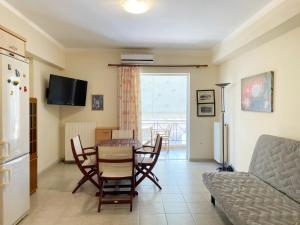 Televízia a/alebo spoločenská miestnosť v ubytovaní Nafplio Downtown Apartment