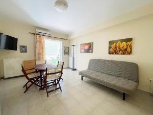 TV a/nebo společenská místnost v ubytování Nafplio Downtown Apartment