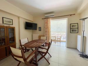 Televízia a/alebo spoločenská miestnosť v ubytovaní Nafplio Downtown Apartment