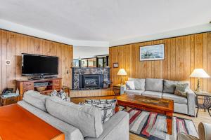 錫賽德的住宿－Sand & Sea: The Columbia (116)，客厅配有两张沙发和一台电视机