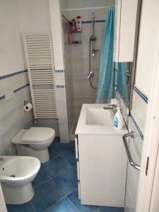 A bathroom at La casetta dei limoni