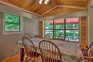 FossにあるRustic Home with Patio, 1 Mi to Sunset Beach!のテーブルと椅子と窓のあるダイニングルーム