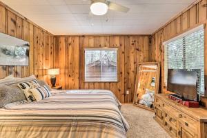 een slaapkamer met een bed en een flatscreen-tv bij Idyllwild-Pine Cove Cabin with Expansive Deck! in Idyllwild
