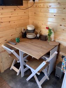 einen Tisch in einem Zimmer mit einer Holzwand in der Unterkunft Wilding on a Whim in West Linton