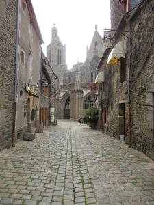 een lege straat met een kathedraal op de achtergrond bij Suite Retour en Enfance in Dol-de-Bretagne