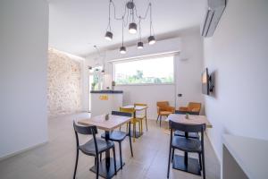 a restaurant with tables and chairs and a window at Ciuri' Affittacamere in Alcamo