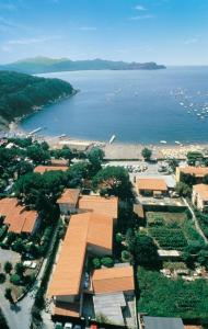 eine Luftansicht auf einen Strand mit Booten im Wasser in der Unterkunft Residence Hotel Villa Mare in Portoferraio