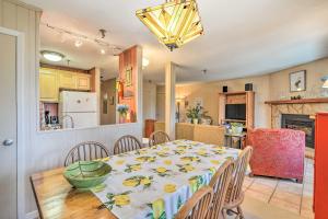 una cucina e una sala da pranzo con tavolo e sedie di Snowshoe Condo with Sunroom - Walk to Slopes! a Snowshoe