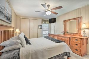 En eller flere senge i et værelse på Snowshoe Condo with Sunroom - Walk to Slopes!