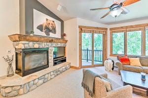 un soggiorno con camino e TV di Gorgeous Steamboat Townhome Shuttle to Ski Resort a Steamboat Springs