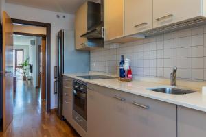 Kuchyňa alebo kuchynka v ubytovaní Cliff Suite Las Canteras