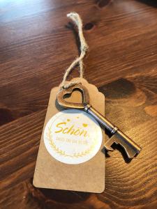 une étiquette avec une clé en forme de cœur sur une table dans l'établissement Ferienwohnung mit Charme, à Eurasburg