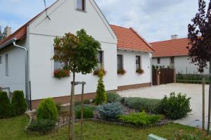 una casa bianca con tetto rosso di Levendula Apartman a Hegykő