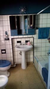 y baño con lavabo y aseo. en Hostel Cultural Casa Taller en Bahía Blanca