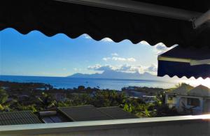 uma vista para o oceano a partir da varanda de uma casa em TAHITI - Studio Te Maraamu em Faaa