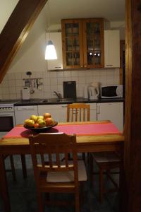 una cocina con una mesa con un bol de fruta. en Dorotheenhof, en Sankt Peter-Ording