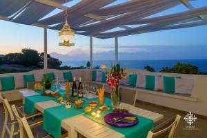 uma sala de jantar com uma mesa e vista para o oceano em Villa Vittoria - Waterfront house em Augusta