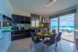 Kuchnia lub aneks kuchenny w obiekcie Villa Vittoria - Waterfront house