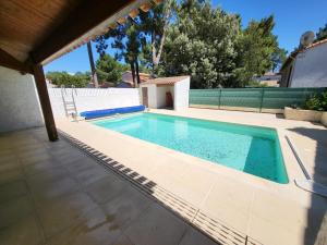 Bazén v ubytovaní Magnifique villa avec piscine à La Palmyre alebo v jeho blízkosti