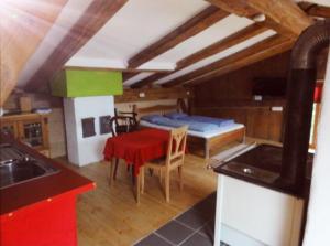 een keuken met een tafel en een bed in een kamer bij Eichenhof B in Rieden