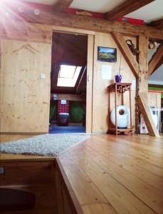 een kamer met een houten vloer en een kamer met een raam bij Eichenhof B in Rieden