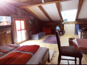 een slaapkamer met een bed en een stoel in een kamer bij Eichenhof B in Rieden
