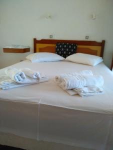 - un lit avec des serviettes dans l'établissement Villa Tonia Apartments, à Sarti