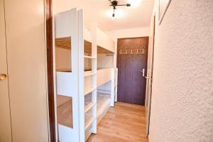 孔布盧的住宿－Studio Classified All Comfort View On Aravis，一间小房间,配有双层床和门