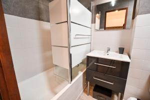 孔布盧的住宿－Studio Classified All Comfort View On Aravis，一间带水槽和淋浴的浴室